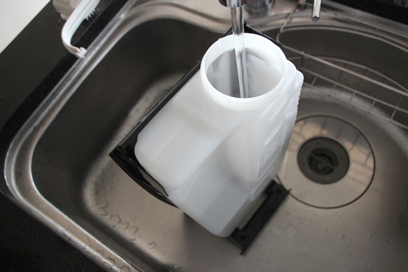 4Lの大容量タンクだが、キッチンのシンクで給水できた