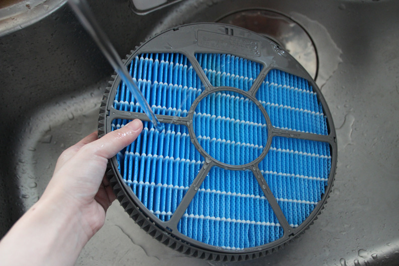 基本は水洗い。トレーに残った水は捨てる。汚れが気になるときは重曹やクエン酸でつけ置きする