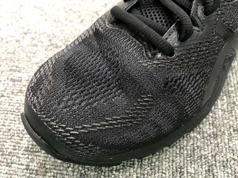 部位によって編み方を変えたメッシュアッパーは高いフィット性と通気性を両立。オールブラックのカラーリングはカジュアルシーンでの着用にもピッタリだ