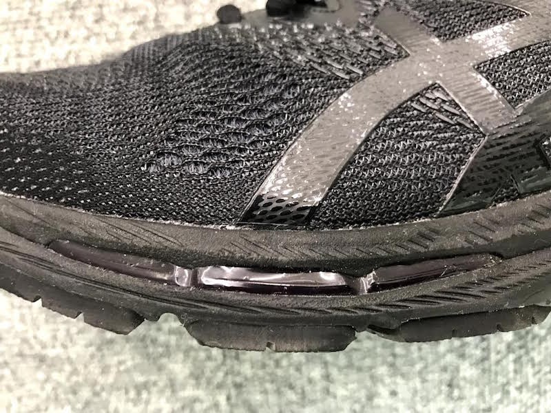 ミッドソールには軽量でクッション性に優れたアシックスが独自に開発したスポンジ素材「FlyteFoam(フライトフォーム)」を採用。かかと部分だけでなく前足部にも贅沢にゲルを配置したことで、高い衝撃吸収性を確保した