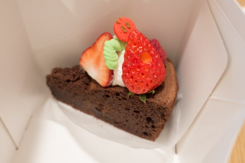 テイクアウトしたガトーショコラ。作中と同じようにイチゴに穴があいている