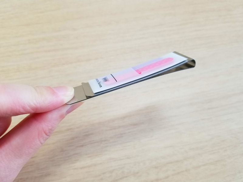 クリップ式。最大3mm厚の紙を挟める。クリップ部と付せん部は粘着ケースでくっついている