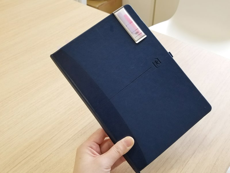 ノートに取り付けた。ステンレスのクリップがスタイリッシュな印象