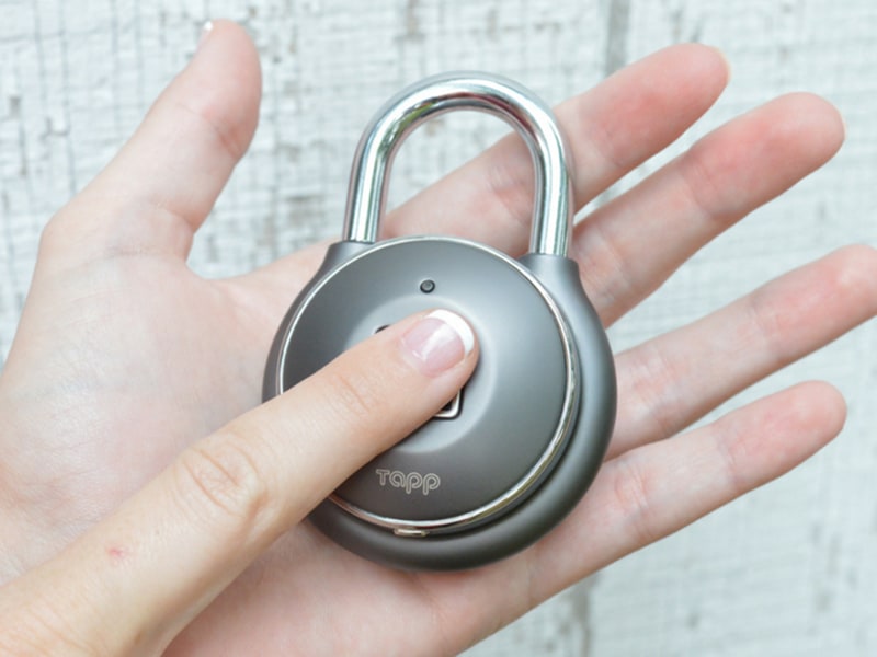 指紋認証で開錠できる。指紋は最大500名まで登録可能