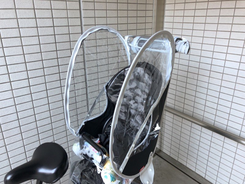 くるくるっと巻いてファスナーのパーツでおさえることも可能（これは広げすぎ）