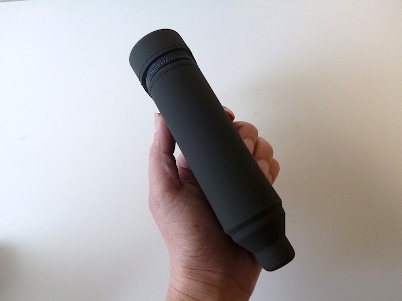 スリムなオーバル型でバッグにすっきり収納できる。やわらかく丈夫なシリコン製