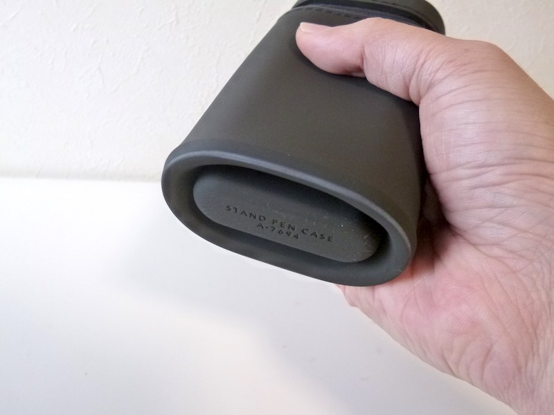 押すと底面が平らになる