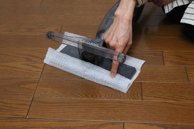 掃除機の吸い取り部分を持ち上げる