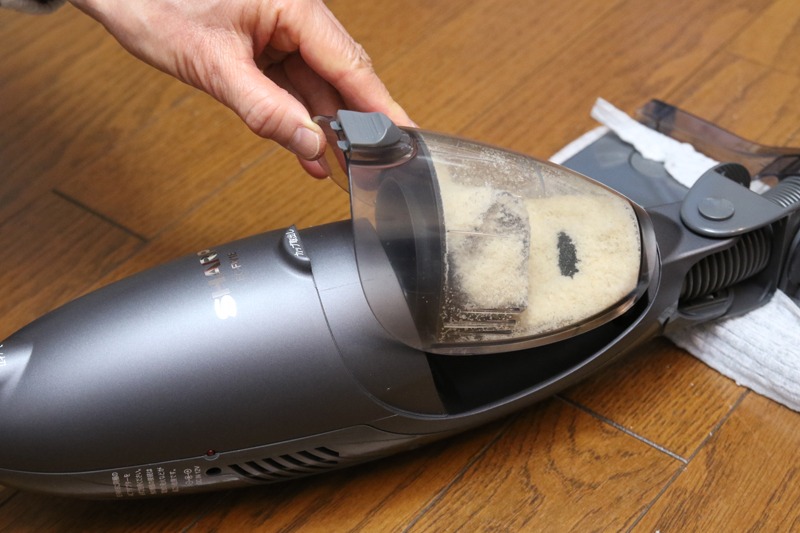 ダストカップを取り外して、フィルターを外してゴミ捨て