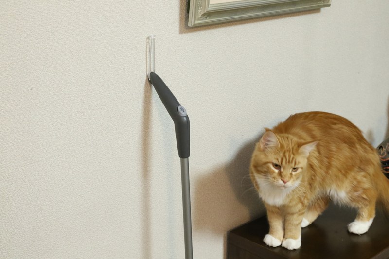 壁にピンを挿し、グリップの穴にひもを通して輪にすると、壁にひっかけておける