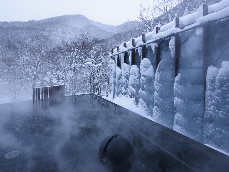 露天風呂に入りながら、氷瀑が楽しめる「氷瀑の湯」
