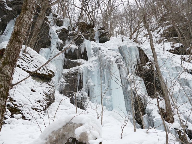 厳しい寒さで滝が氷結した「氷瀑」