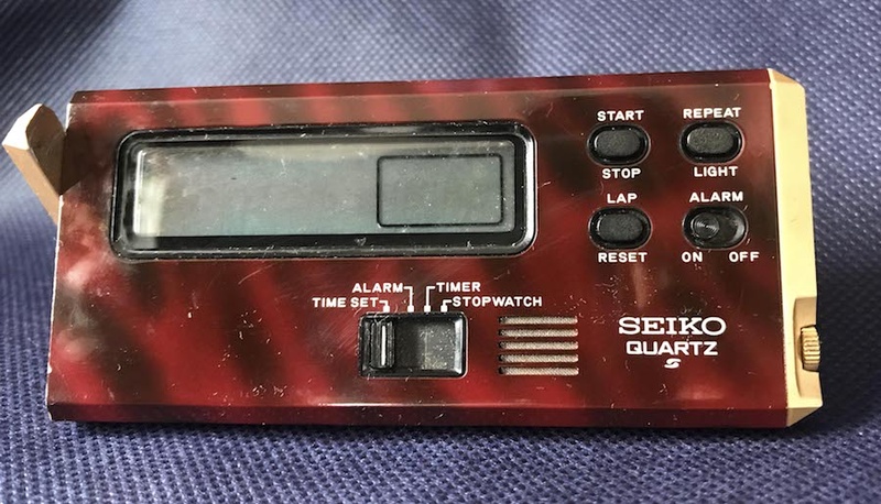 本体左側にある金色のバーをずらすと、スタンドにもなります