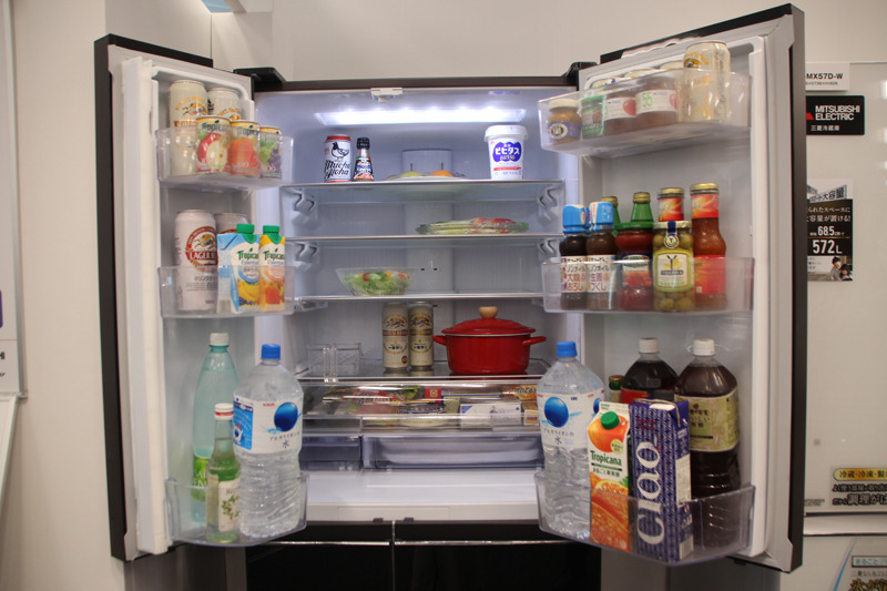 冷蔵室。ドアはセンター開きを採用