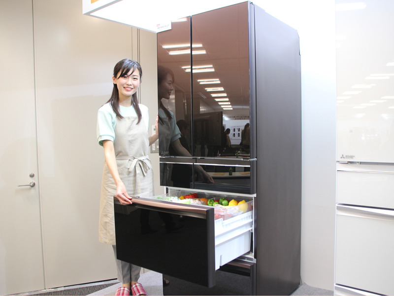 野菜室を真ん中に配置した冷凍冷蔵庫「MXシリーズ」