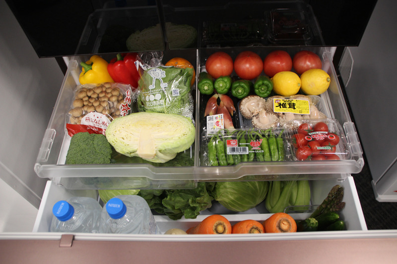 野菜室は4エリアに分かれている。上段左は中物エリアで、ブロッコリーや半玉キャベツを収納可能