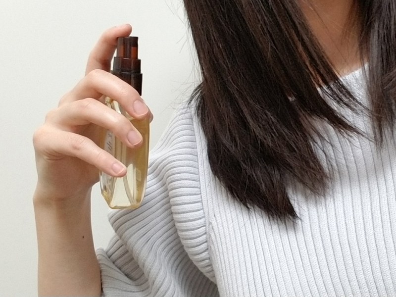 髪に1プッシュするだけで、香りを楽しめる。周囲に香りが残らないので使いやすい