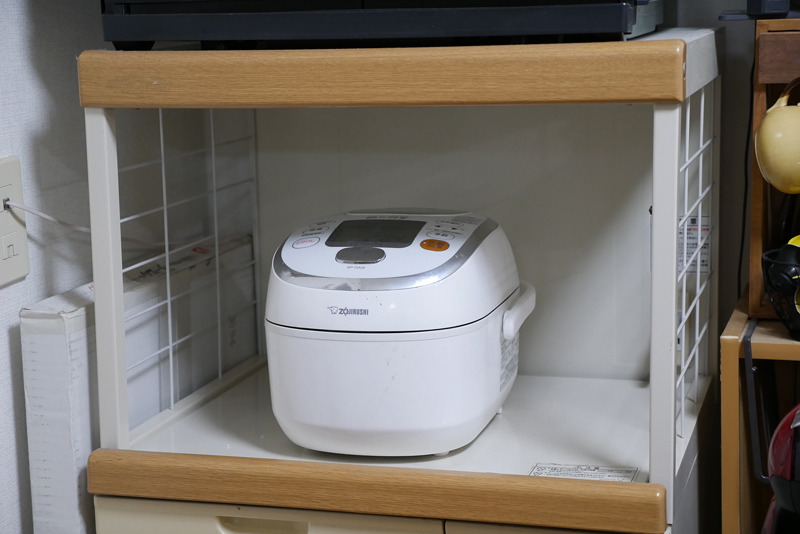 いつも炊飯器を置いている台
