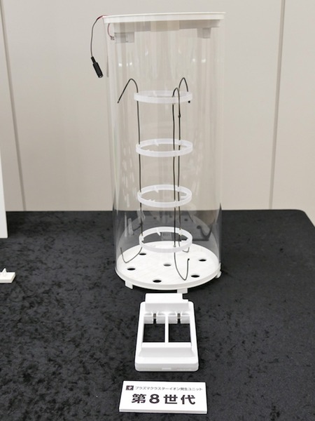 実験の円筒容器と、8世代の発生機