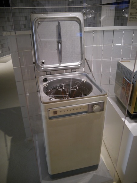 1960年にパナソニックが発売した電気自動皿洗機「MR-500」