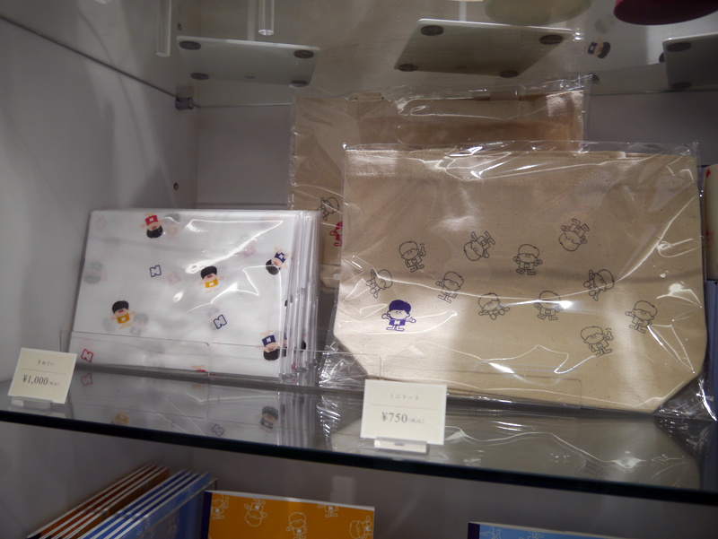 こちらは手ぬぐい(1,000円)とミニトートバック(750円)