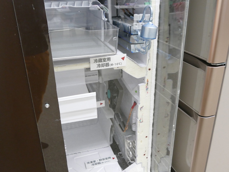 冷却器はどちらも背面に設置。冷蔵室専用のものは冷蔵室下部に、冷凍・野菜室専用のものは、冷凍室下部に配置されている