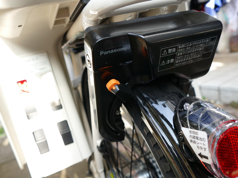 鍵は後輪についています。オートロックではないので、鍵をかけるのは手動でします。オレンジの部分を下に下げるとロックされます