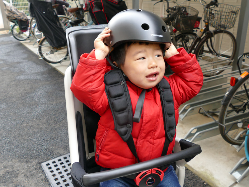 最初はヘルメットをかぶることを相当嫌がっていました