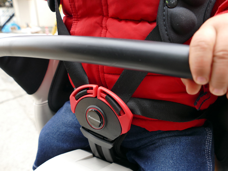 5点止めのシートベルトで肩から腰までしっかりホールドしてくれます