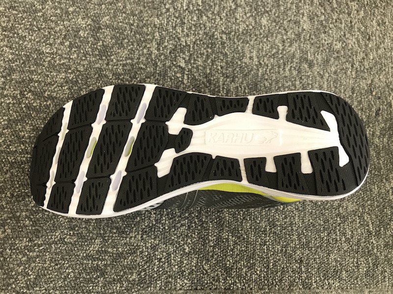 アウトソールはアスファルトやコンクリートといったオンロードで最高のグリップを発揮し、耐久性も高い。一方で土などの路面はあまり得意ではなかった