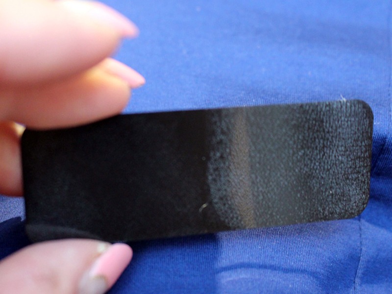 粘着シートをつけてみると、使用前(シート右側)に比べ、ほとんど角質がつかなかった