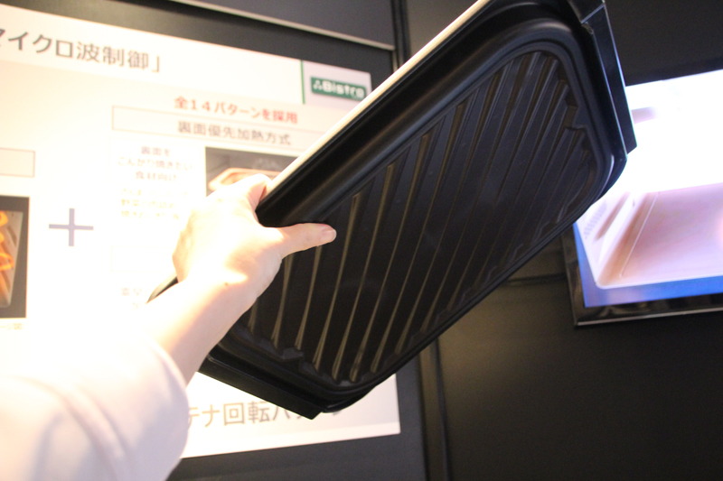 発熱効率の高いニッケル系フェライト素材を新たに採用。短時間でしっかり両面を加熱できる