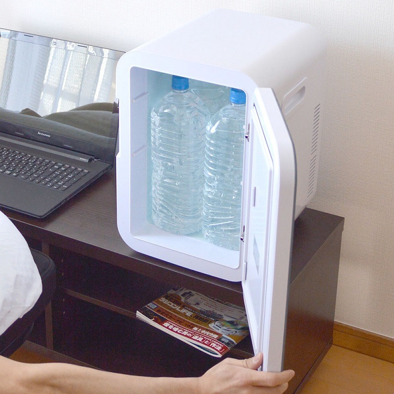 仕切り板を外せば2Lペットボトルを収納可能