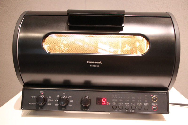 かたまり肉を360度回転させてあぶり焼きする「ロティサリーグリル&スモーク」