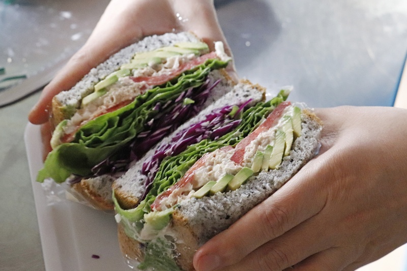 具がたっぷりのサンドも、パンに弾力があるから折れずに包める