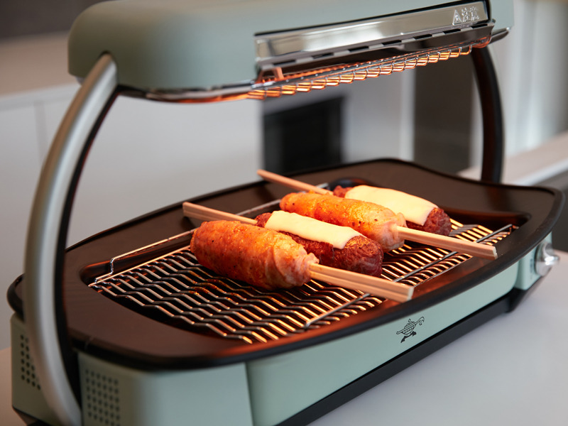 家庭用トースターと、グリラー。いずれも約0.2秒で発熱するという特性を持つ「遠赤グラファイト」を採用