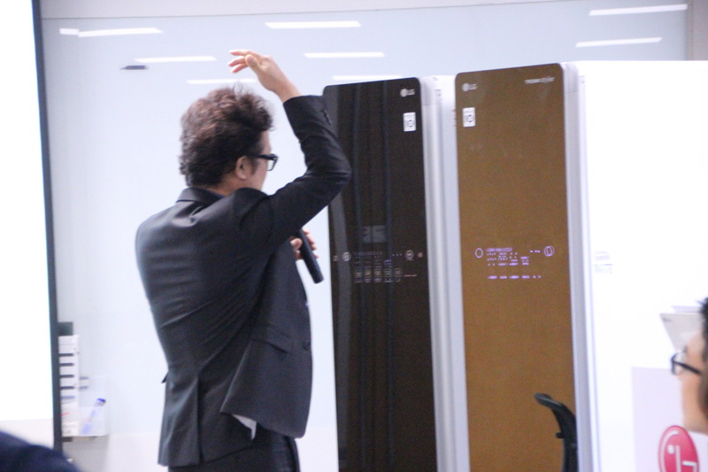 スタイラーから衣類を取り出して、そのまま身だしなみをチェックできる