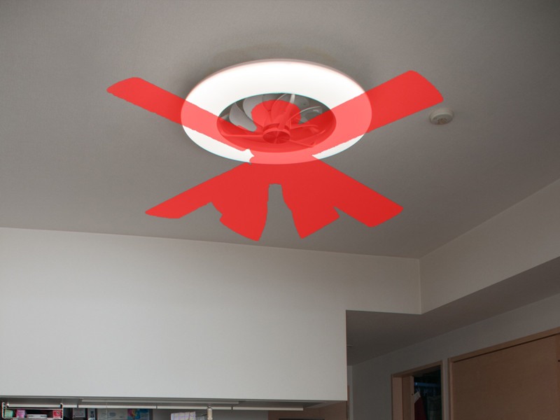 天井スッキリ。猫ちゃんを飼っている家庭では、シーリングファンライトに飛びつかないか心配という話を聞くが、これなら安心か!?