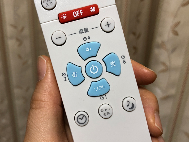風量は「ソフト」「弱」「中」「強」のほか、「-」「+」ボタンで16段階の調整が可能