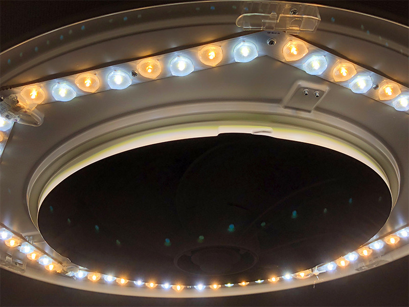 昼光色・電球色の2種類のLED素子が交互に64個並ぶ