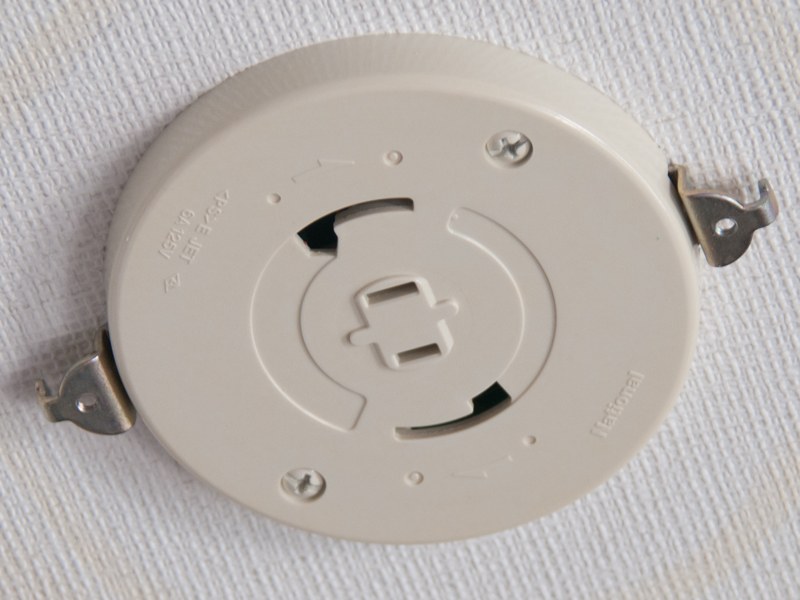 ローゼットの左右に「耳」が付いているので、天井に穴を開けずに済む。念のためローゼットのぐらつきも確認しておこう