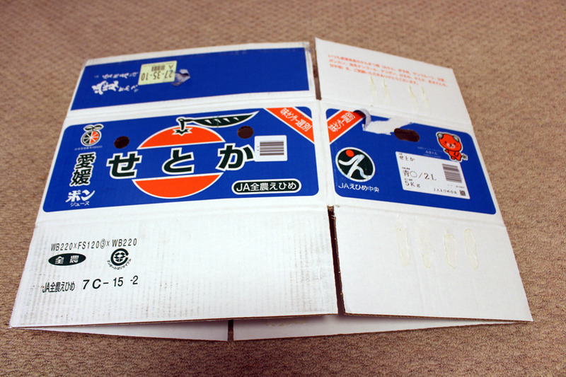 産地から送ってもらった「せとか」の段ボール箱。解体しづらく、しばらく放置してあった