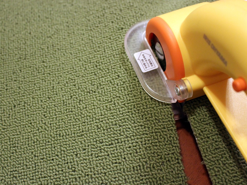 段ボール同様、スーッと簡単に切れた! スピードを出しすぎて、思わずゆがんでしまった(笑)