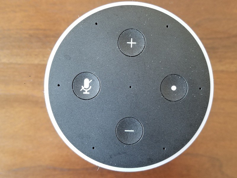 Amazon Echoと、Amazon Echo Dotは本体上部に音量などの物理ボタンを採用