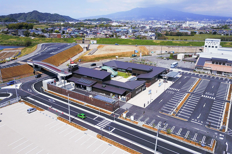 同施設は3つの飲食施設に物産販売所、伊豆半島の観光情報をリアルタイムに伝えるコンシェルジュが常駐する観光案内所や専用オープンスタジオを用意