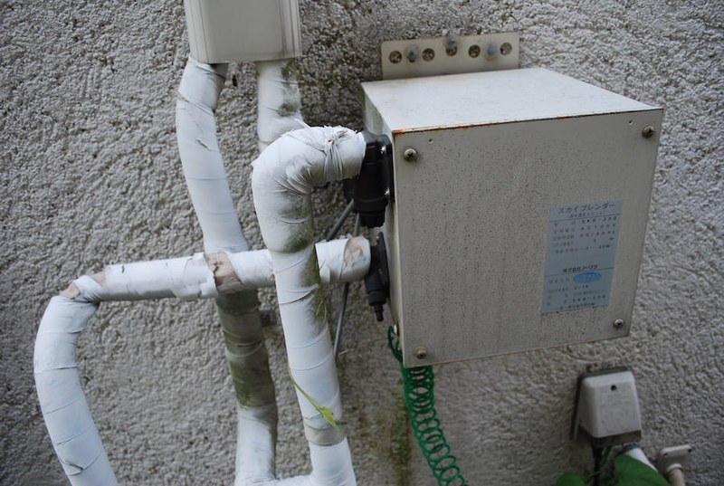 屋根からのお湯と、水をミックスするスカイブレンダー