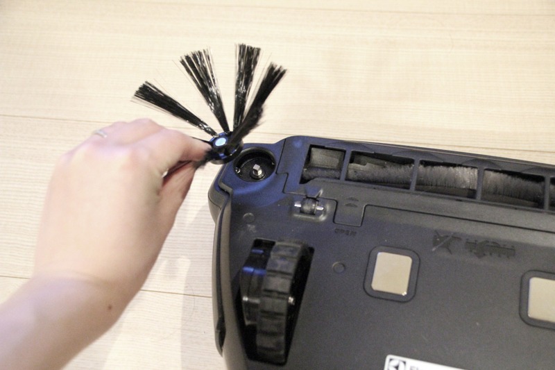 最初に使うときはサイドブラシを取り付ける