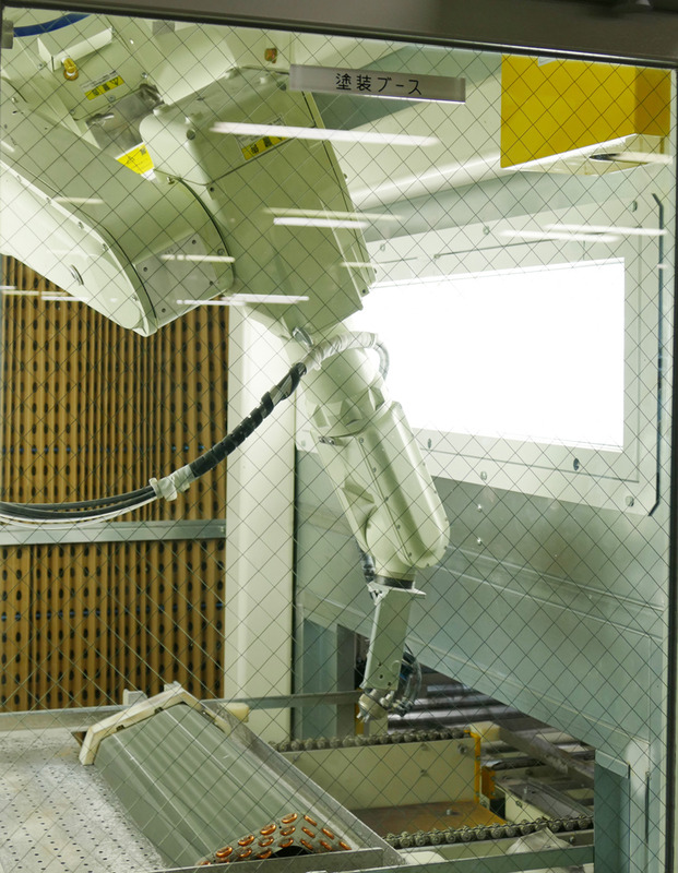 ロボットアームで1つ1つ塗装していく。火気厳禁でこの工程は機械的なスパークが飛ばない設備になっているという