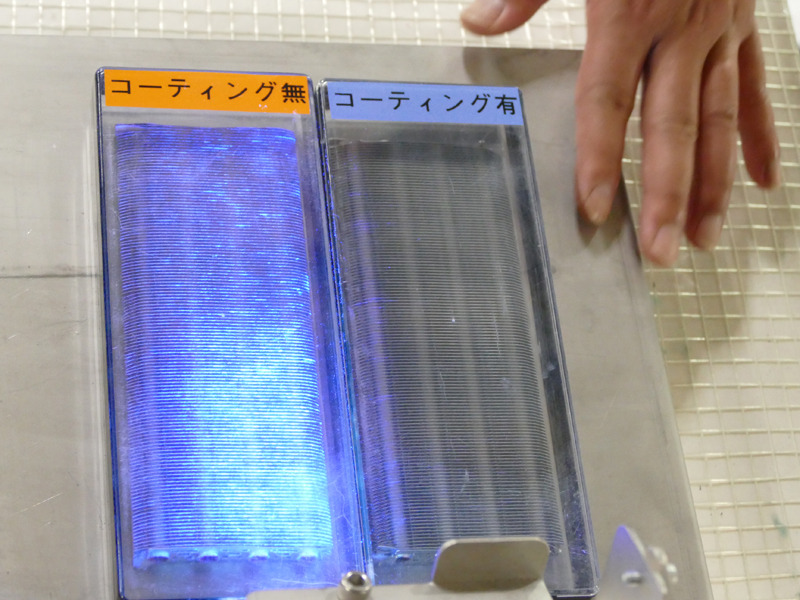 ホコリに反応する光を当てると、コーティングなしの一般的な熱交換器は断面にほこりが付着