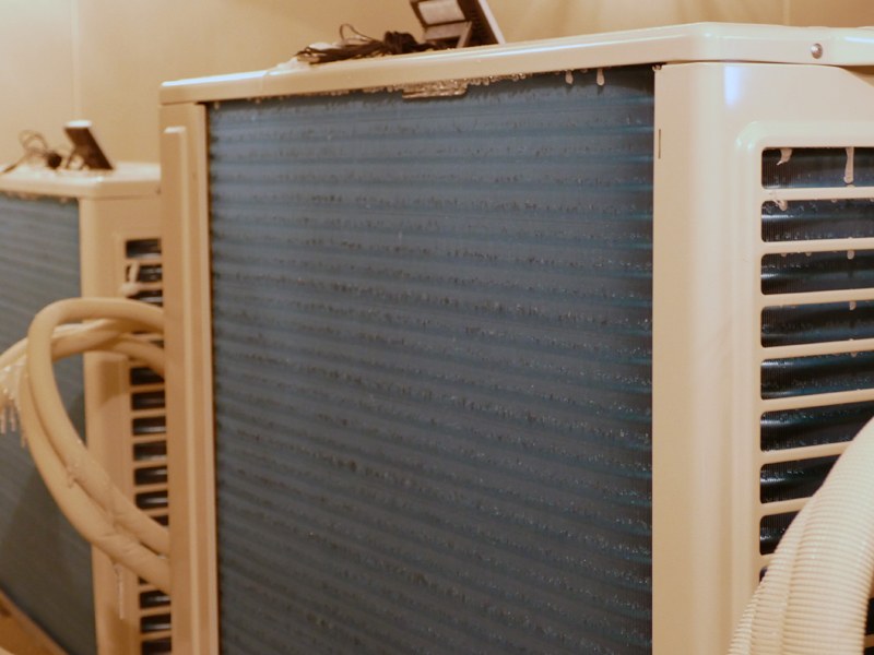 霜取り運転をして霜を溶かす。しかし一般的なエアコンでは、霜取り運転は室外機を温めるため、室内機が冷房運転になってしまう。エオリアのエネチャージは、これを解消